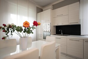 Villa classique, balcon | Aire de séjour | Téléviseur à écran plat