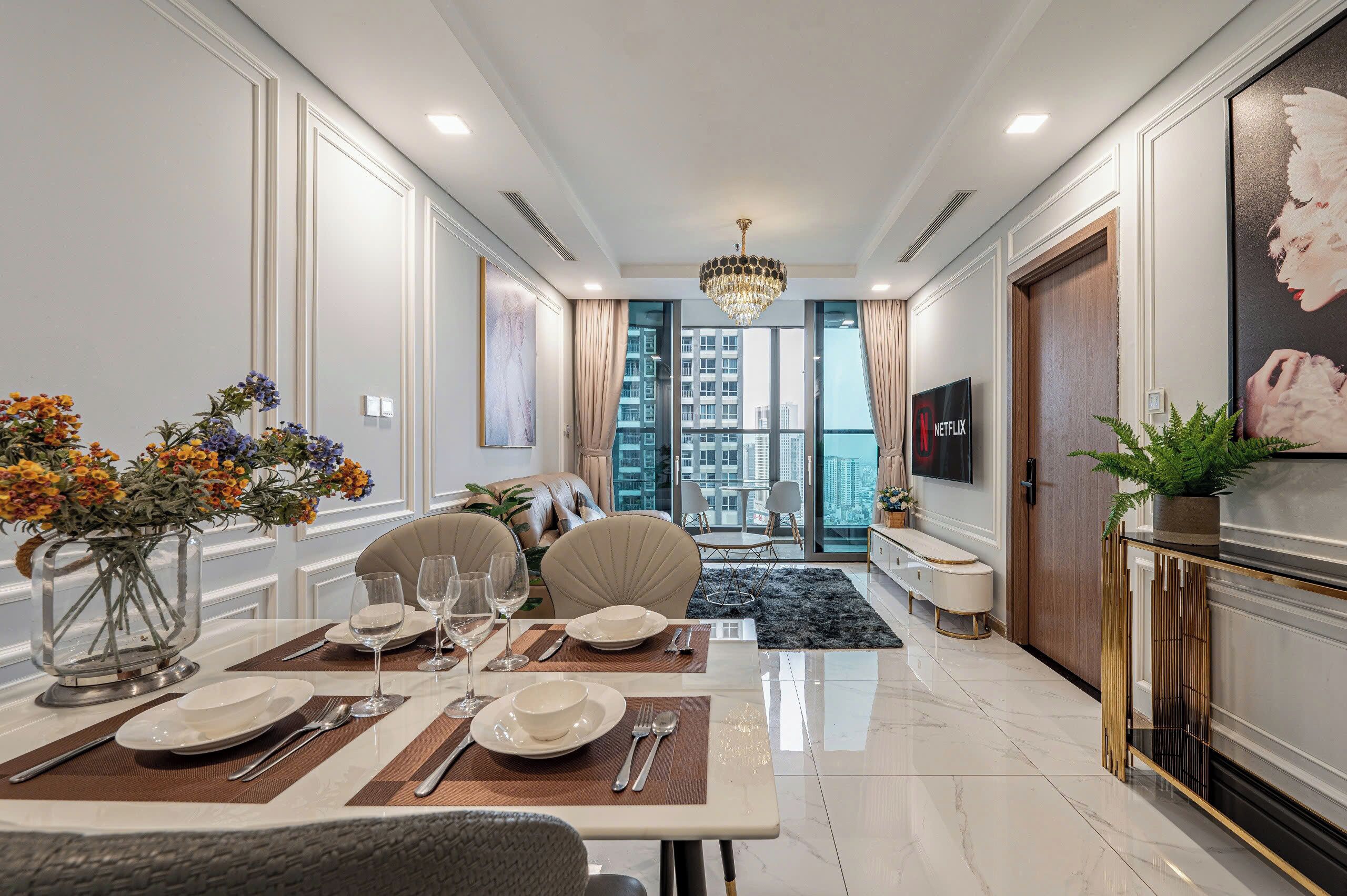 Departamento Deluxe, 2 habitaciones, balcón, vista a la ciudad | Área de sala de estar | Televisión LCD de 35 pulgadas con canales por cable 