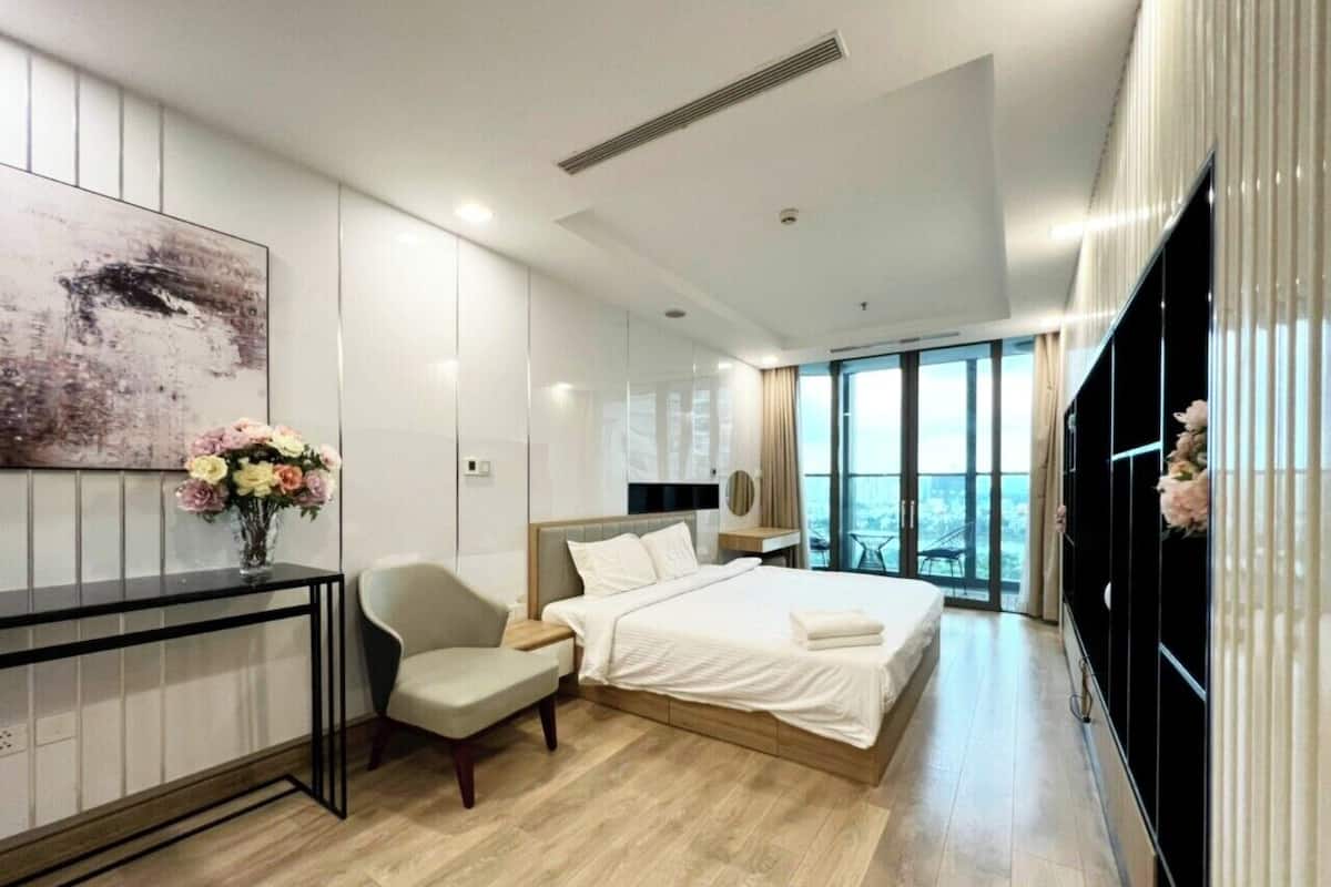 4 bedrooms, memory-foam beds, minibar, in-room safe