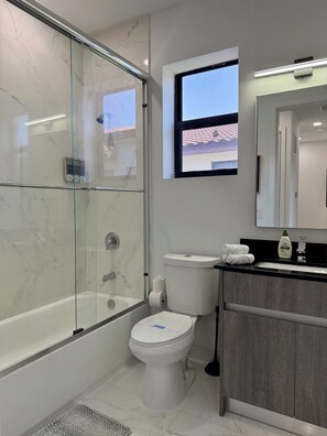 Dusche, Whirlpool, Haartrockner, Handtücher