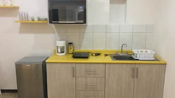 City Apartment, 2 Queen Beds | Private kitchen