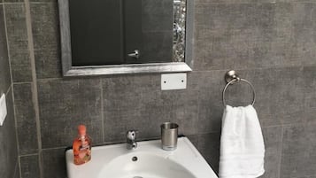 Family Apartment, Non Smoking, Kitchenette | Bathroom