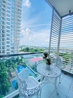 Standard-huoneisto, 1 keskisuuri parisänky ja vuodesohva, parveke, uima-altaan luona | Parveke