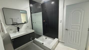 Serviettes fournies, papier toilette