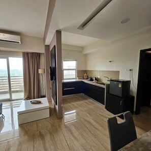 Stovetop, coffee/tea maker, electric kettle, cookware/dishes/utensils - Keshvi’s Abode : 1BHK near Prem Mandir in serene Vrindavan (Vrindavan)