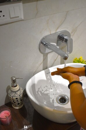 Douche, bidet, serviettes fournies, savon