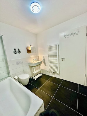 Shower, hair dryer, towels, soap - Modern apartment in the center with large terrace (Dresden)