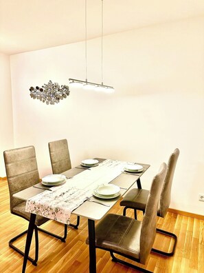 Dining - Modern apartment in the center with large terrace (Dresden)
