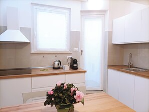 Fridge, microwave, stovetop, dishwasher