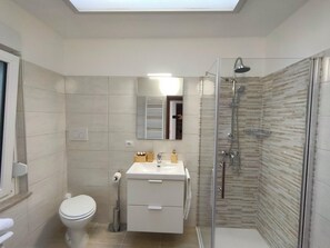Regadera, secadora de cabello, bidet, toallas 