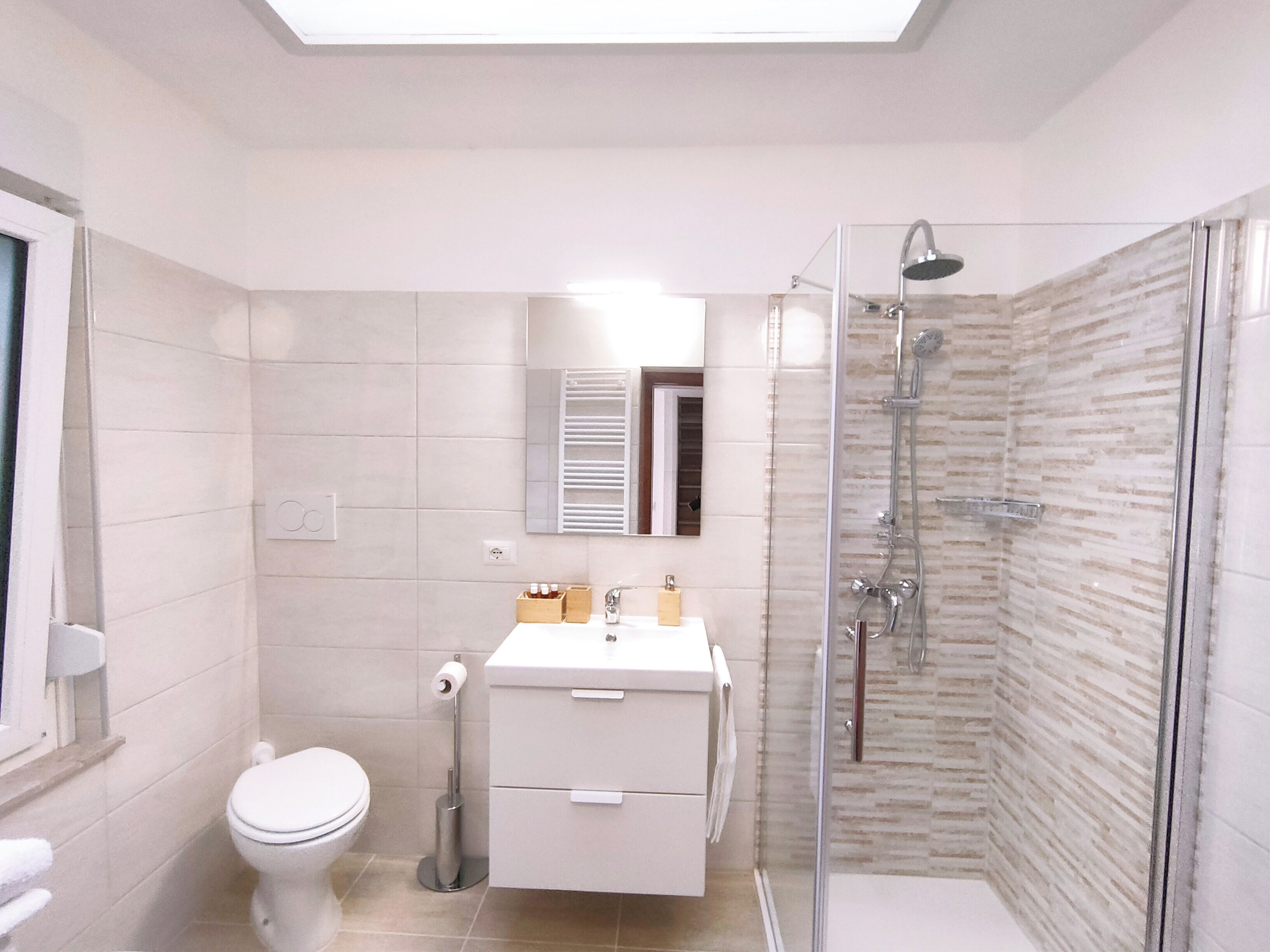 Douche, sèche-cheveux, bidet, serviettes fournies