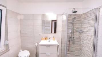 Douche, sĂšche-cheveux, bidet, serviettes fournies