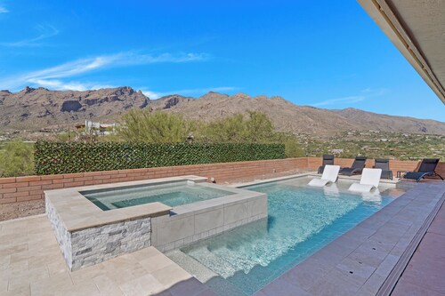 Hilltop ~ Modern ~ Breathtaking 360 Degree Views ~  Heated Pool ~ Spa /Sleeps 16