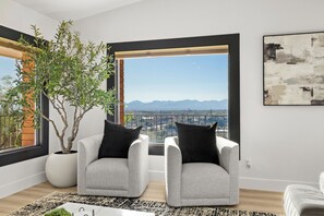 Una Smart TV, una chimenea, una impresora