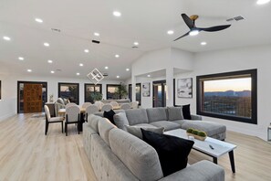 Una Smart TV, una chimenea, una impresora