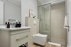 Douche, sèche-cheveux, serviettes fournies, savon