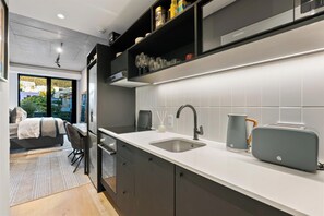 Fridge, microwave, oven, stovetop - Luxury Living @ Station House | No loadshedding (Cape Town)