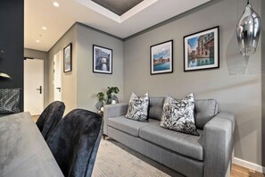 TV - Luxury Living @ Station House | No loadshedding (Cape Town)