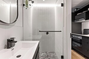 Douche, sèche-cheveux, serviettes fournies, savon