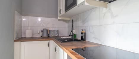 Refrigerador, microondas, tostadora y utensilios de cocina