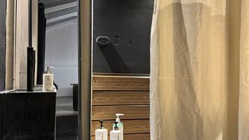 Douche, sĂšche-cheveux, serviettes fournies, savon