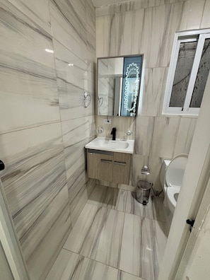 Serviettes fournies, papier toilette