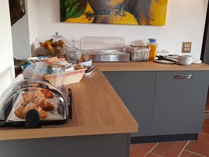 Free daily buffet breakfast - Casa di Lia (Biella)