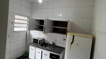 Basic Chalet | Private kitchen | Microwave, oven, stovetop, cookware/dishes/utensils