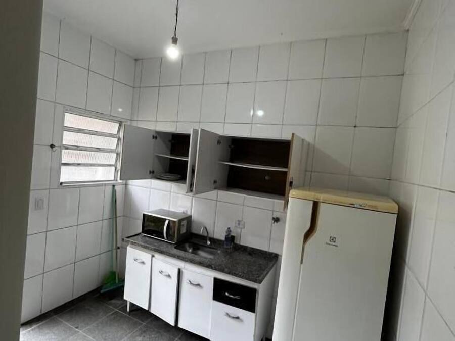 Eenvoudige chalet | Privékeuken | Een magnetron, een oven, een kookplaat, kookgerei, borden en bestek