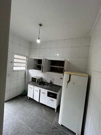 Basic Chalet | Private kitchen | Microwave, oven, stovetop, cookware/dishes/utensils. Chale com ar na praia da Enseada