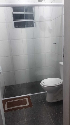 Chalet | Badkamer | Een douche, gratis toiletartikelen, handdoeken, zeep