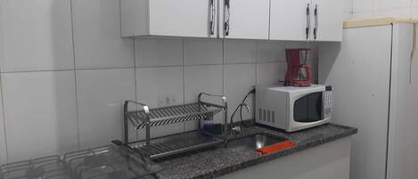 Chalet | Cuisine privée | Four à micro-ondes, un four, surface de cuisson, vaisselle et ustensiles
