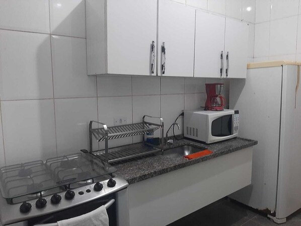 Chalet | Cocina privada | Microondas, horno, parrilla de estufa y utensilios de cocina 