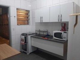 Chalé | Cozinha privada | Micro-ondas, fogão, cooktop, talheres/pratos/utensílios de cozinha