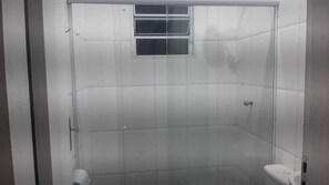 Chalet | Badezimmer | Dusche, kostenlose Toilettenartikel, HandtĂŒcher, Seife