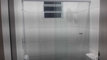Chalet | Bathroom | Shower, free toiletries, towels, soap
