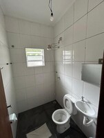 Chalet básico | Baño | Ducha, artículos de higiene personal gratuitos, toallas y jabón