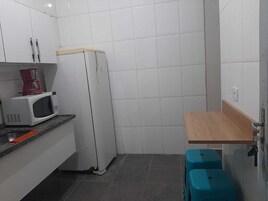 Microondas, horno, placa de cocina, utensilios de cocina