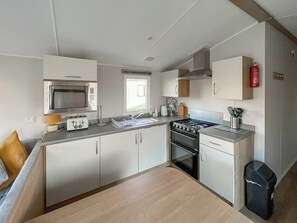 Cookware/dishes/utensils
