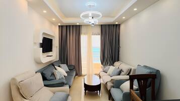 Familienapartment, 2 Schlafzimmer, Meerblick | Wohnbereich | 43-Zoll-Flachbildfernseher mit Satellitenempfang