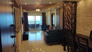 Apartamento de lujo, 2 habitaciones, vistas al mar | Sala de estar | Televisión de pantalla plana de 43 pulgadas con canales por satélite