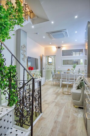 Interior - Cozy Triplex: Your Paris Escape (Paris)