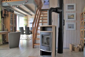 Classic House, 3 Bedrooms | Ruang tamu | Pendiangan