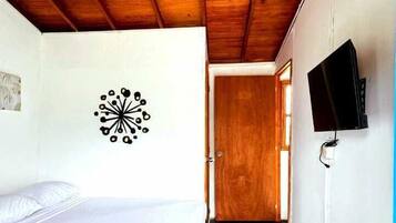 Kabin Basic, pemandangan halaman | 1 kamar tidur, ruang kerja ramah laptop, dan Wi-Fi gratis