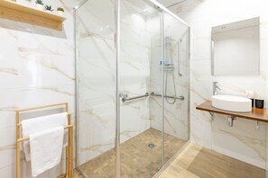 Shower, hair dryer, towels