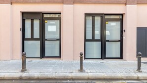 Facciata di un edificio con due porte doppie, ognuna contrassegnata da un numero.