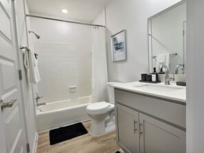 Haartrockner, Handtücher, Toilettenpapier