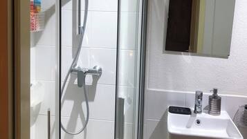 Een douche, een haardroger, handdoeken, zeep