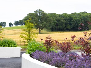 Grand Cottage, Garden View Whitfield Gate Lodge | Terrace/patio - The Forest at Mount Congreve Gardens (Waterford)