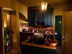 Grand Cottage, 1 Double Bed, Pets not allowed, Garden View | Private kitchen